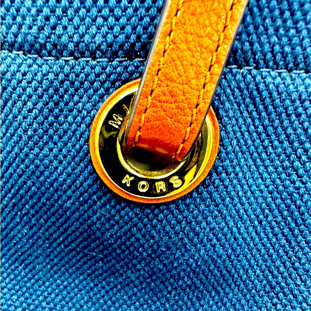Michael Kors - Blue Shoulder Bag with gold MK logo keychain - Picture 3 of 3